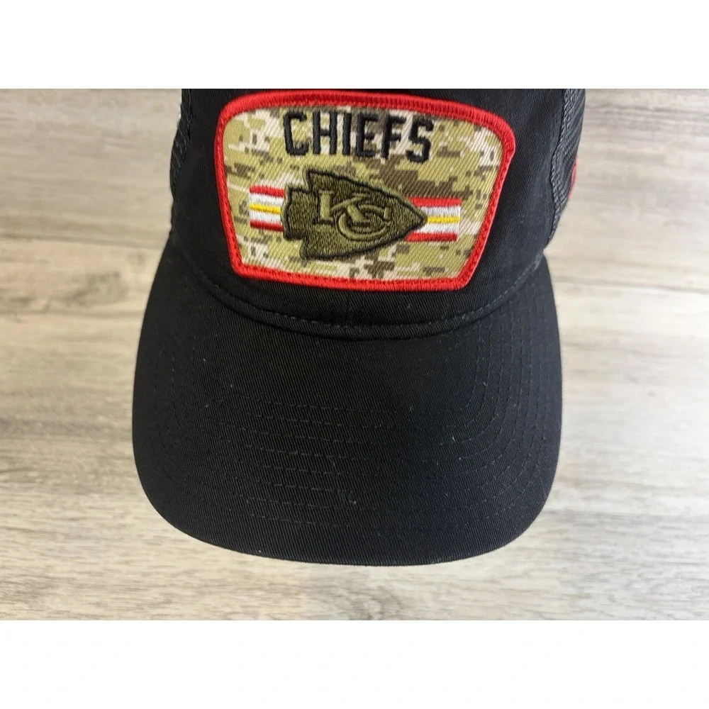 Kansas City Chiefs New Era 2021 Salute‎ To Service Trucker 9TWENTY Strapback Hat